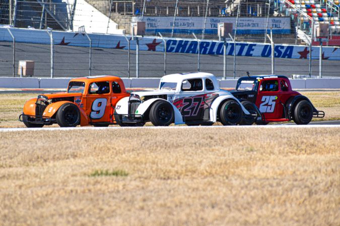 Nate Tretow (9), Daniel Wilk (27) and Justice Calabro (25) battle for the Round 3 Pro Feature lead