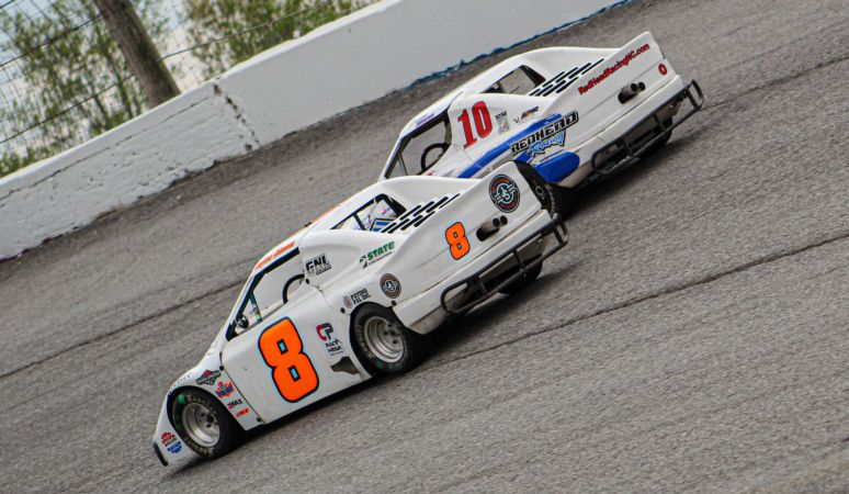 Jayden Johnson (8) battles Danny Mann (10) for the lead in the Outlaw Round 3 Feature